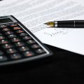 快鸭加速器安全说明编辑在查阅权限清单与协议文档，屏幕上显示条目列表，整体色调偏冷，氛围严谨